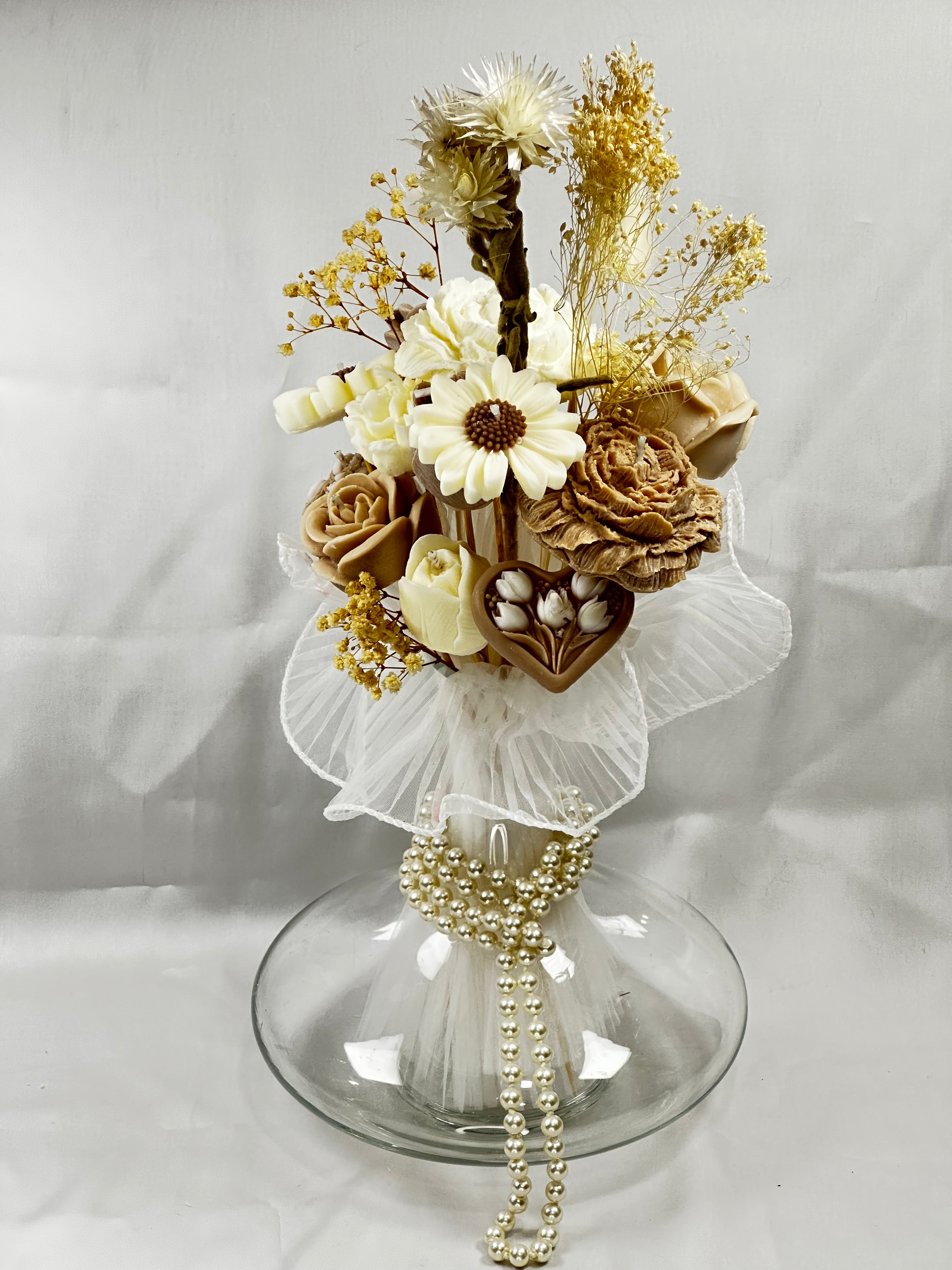 Centro de Mesa Elegante Nápoles. Ramo de flores de cera de lujo en tonos marfil y beige, decorado con perlas. Pieza central ecológica para bodas vintage.
