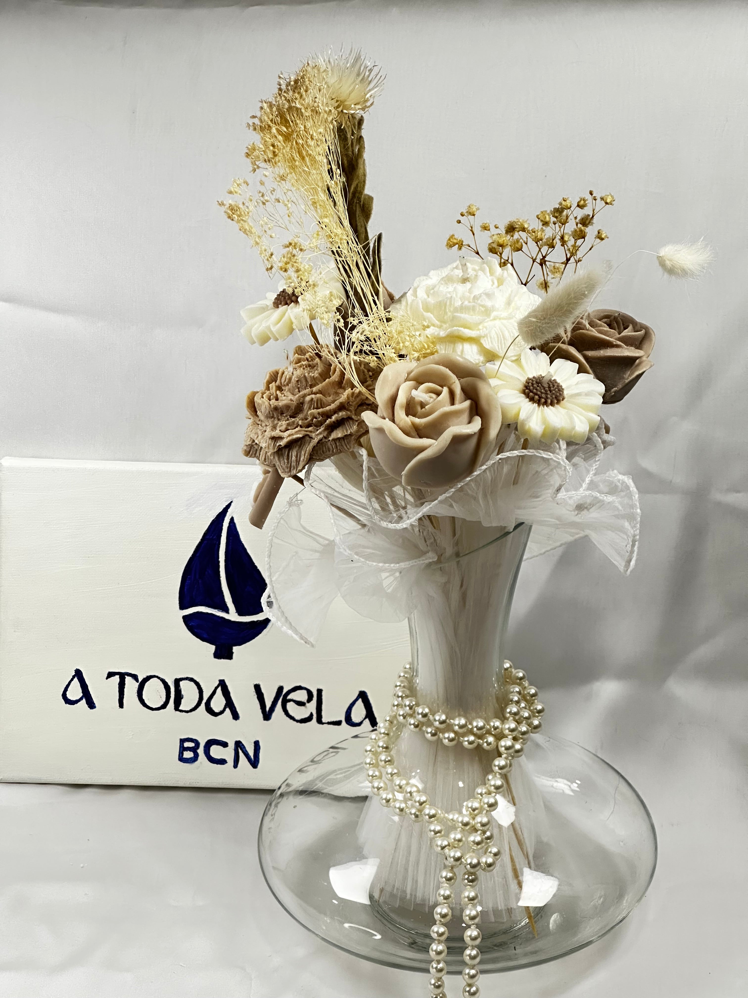 Ramo floral de lujo Nápoles. Pieza central de cera ecológica en jarrón de cristal con tul, presentado junto a la marca A Toda Vela BCN. Regalo sofisticado.