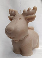 Vela artesanal de Navidad en forma de reno tierno, hecha a mano en Barcelona con cera natural.