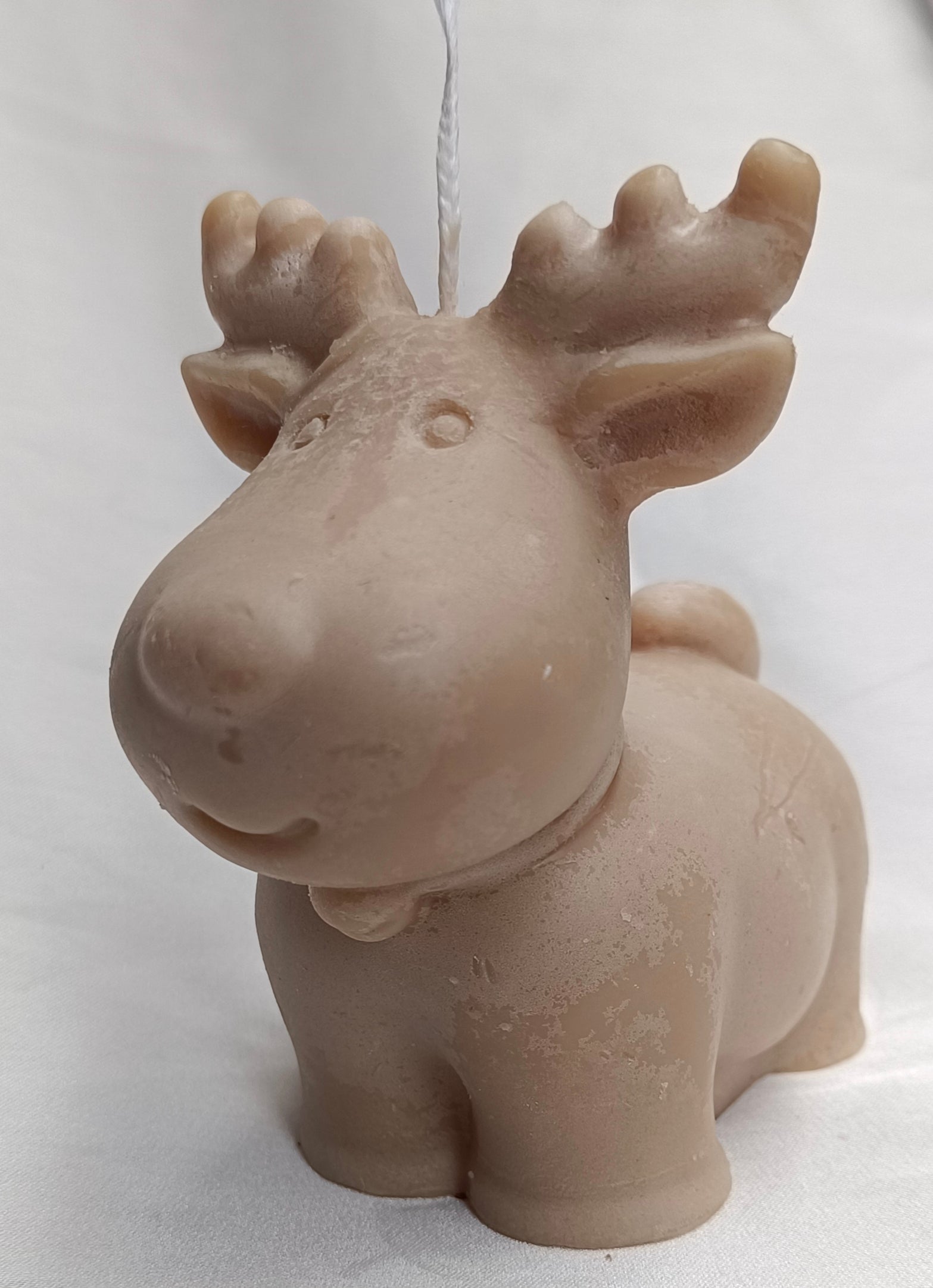 Vela artesanal de Navidad en forma de reno tierno, hecha a mano en Barcelona con cera natural.