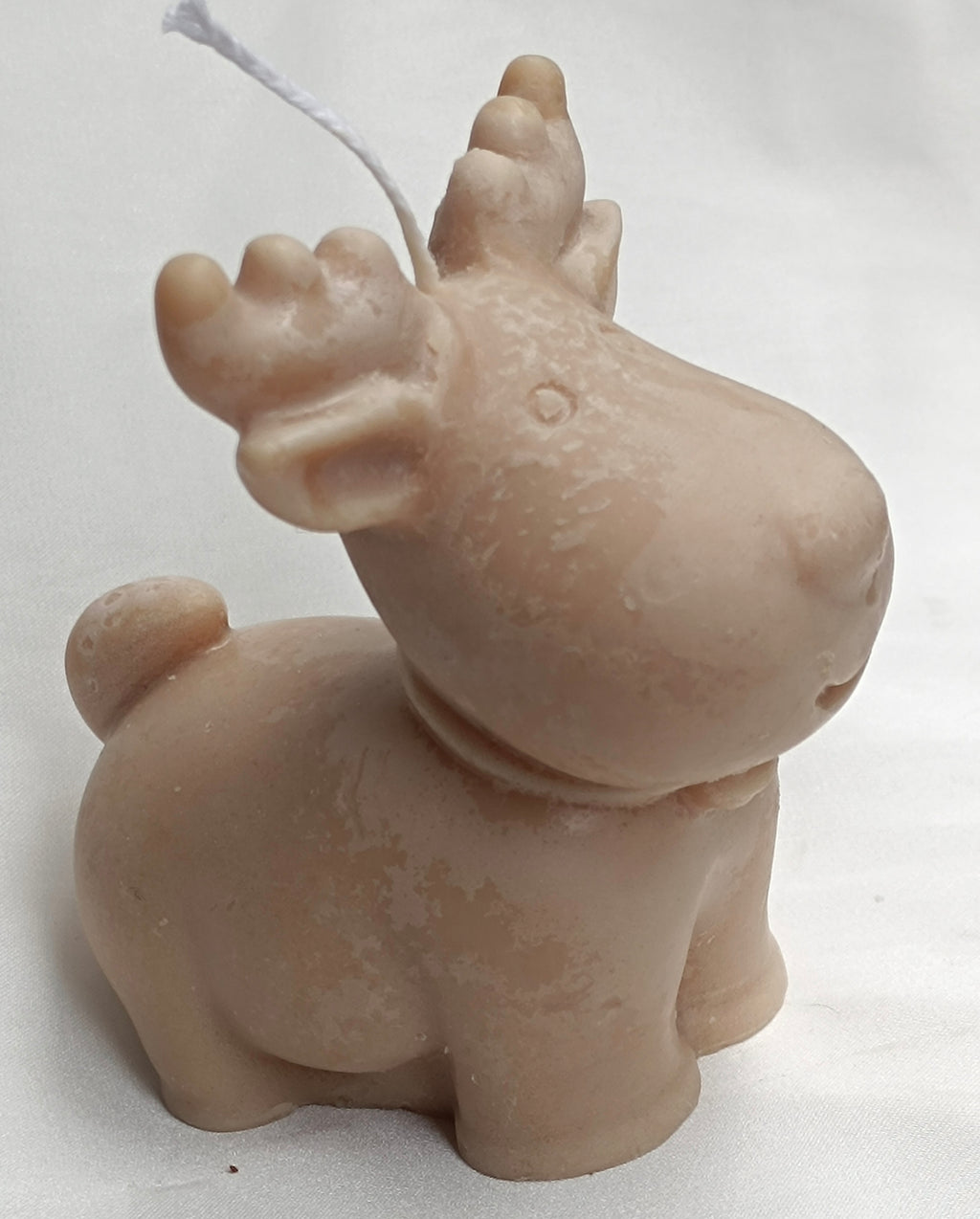 Perfil de vela reno de Navidad, detalle de decoración artesanal de cera de soja ecológica.