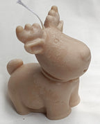 Perfil de vela reno de Navidad, detalle de decoración artesanal de cera de soja ecológica.