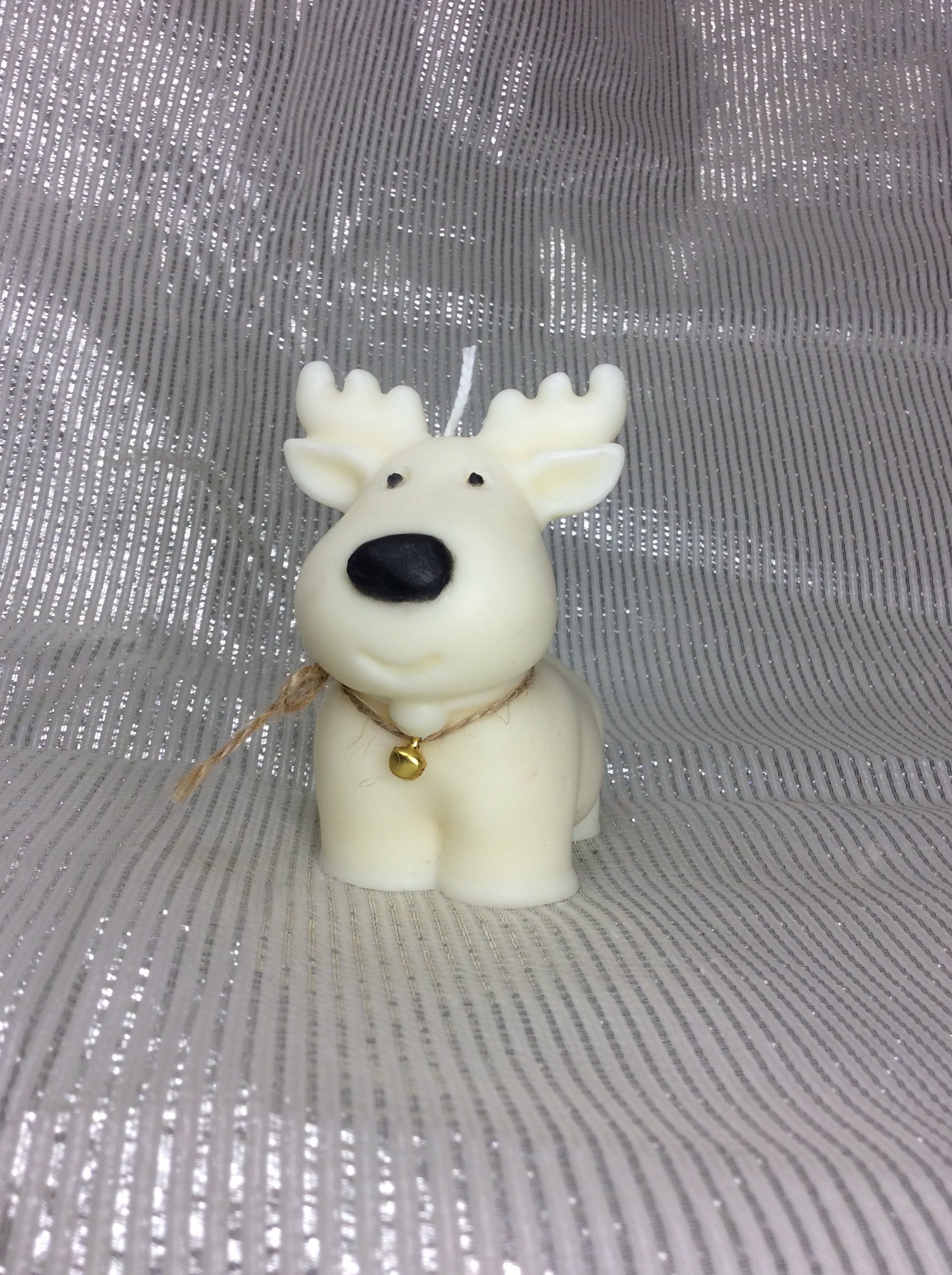 Vela Reno Navidad Artesanal, vista frontal, de color blanco cremoso y astas detalladas.