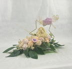 Centro de Velas Roma de lujo. Arreglo ceremonial con figura de Sagrada Familia, estrella dorada y flores de cera. Ideal para Bautizos y Comuniones.