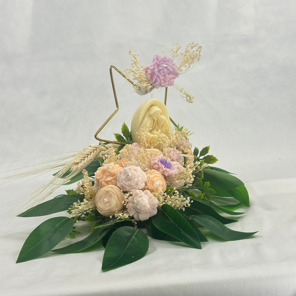 Arreglo de velas de cera ecológica, Grandeza Eterna. Figura religiosa central rodeada de hojas de eucalipto y flores de cera pastel. Souvenir de lujo y arte.