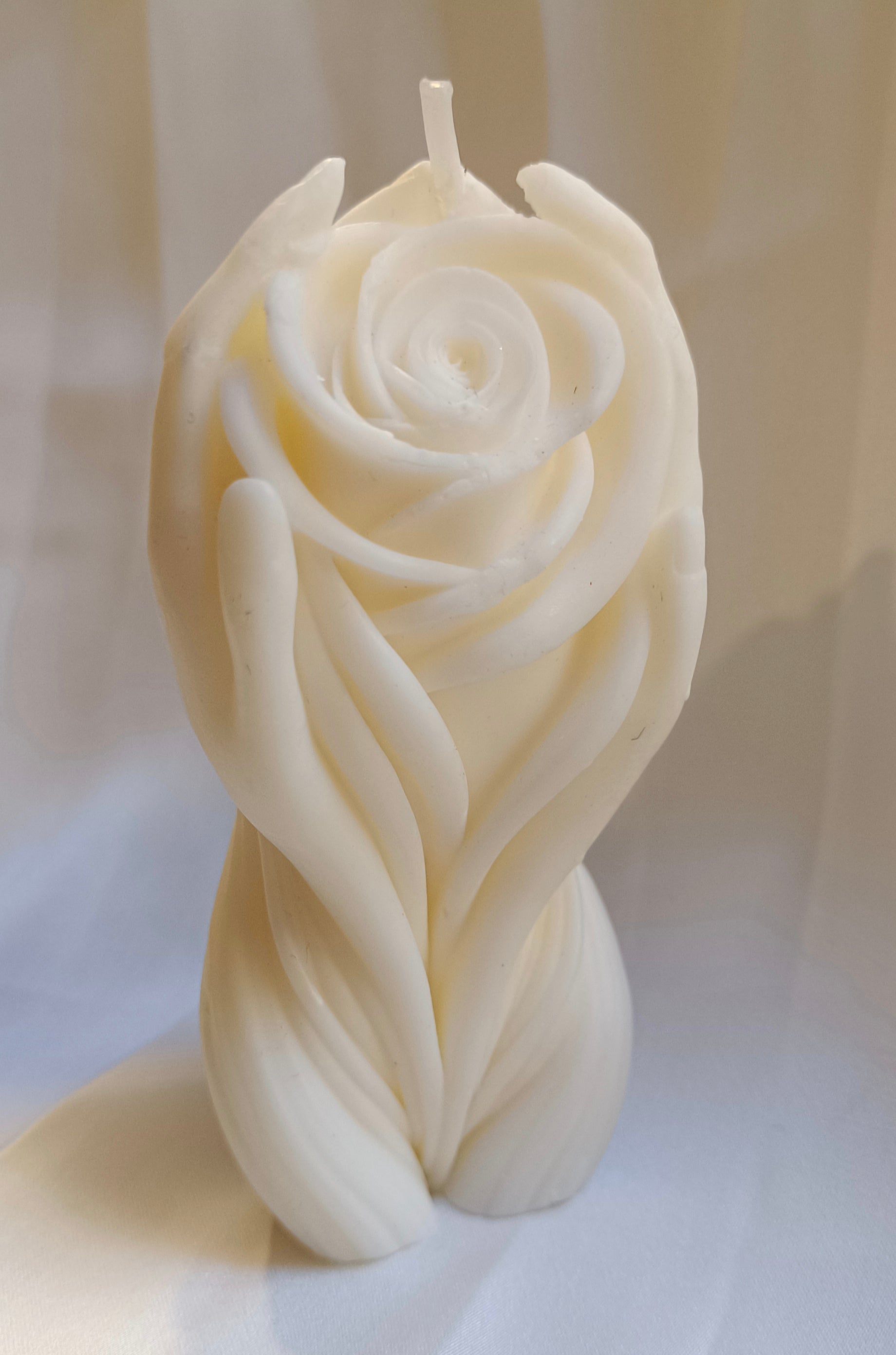 Vela escultura Manos Sosteniendo Rosa de lujo en cera vegetal. Regalo elegante y ecológico para bodas, despedidas o aniversarios.
