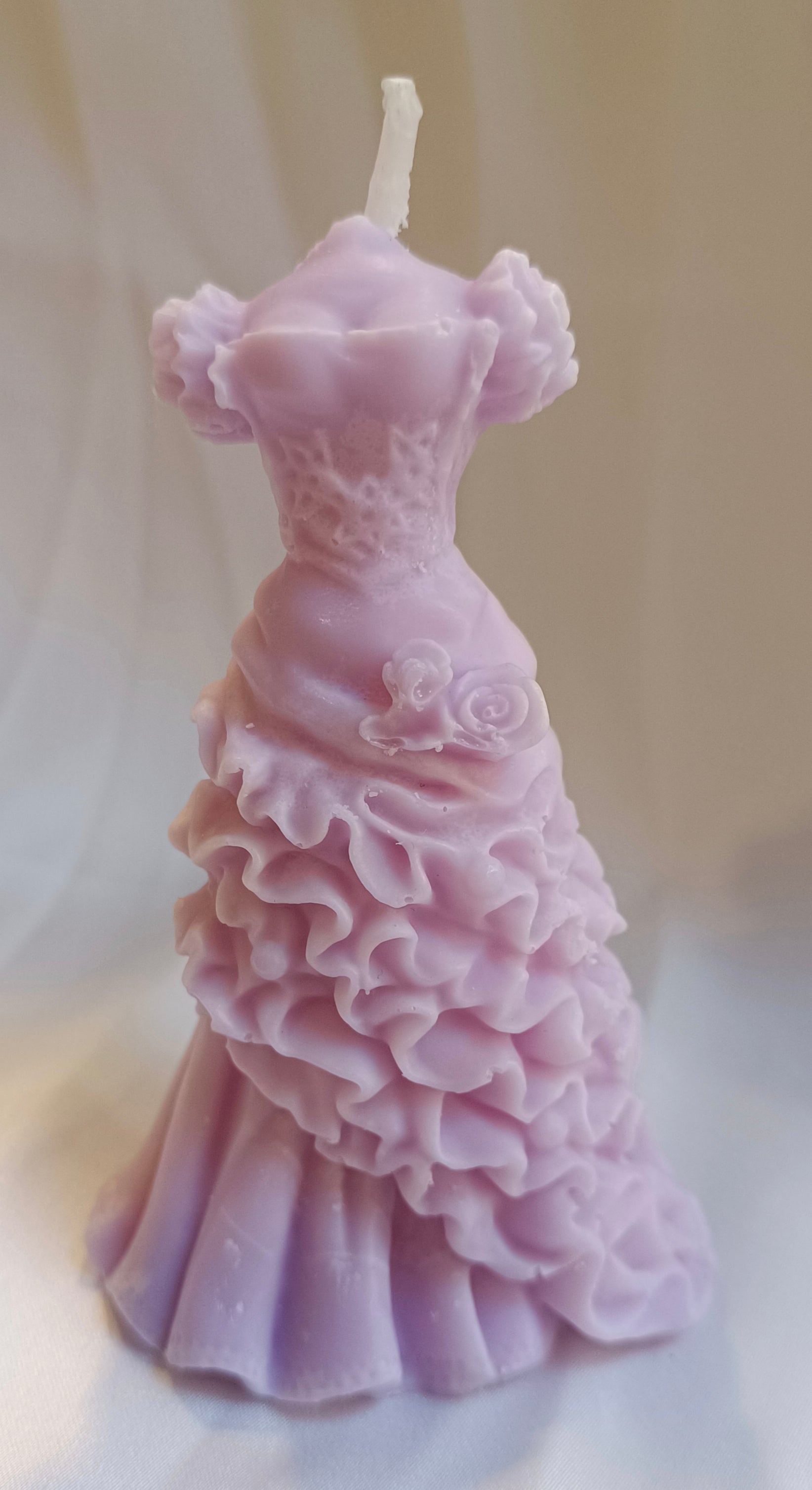 Vela Escultura Vestido de Novia de lujo. Diseño de volantes color malva, ideal para despedidas de soltera o fiestas de gala. Cera vegetal ecológica.