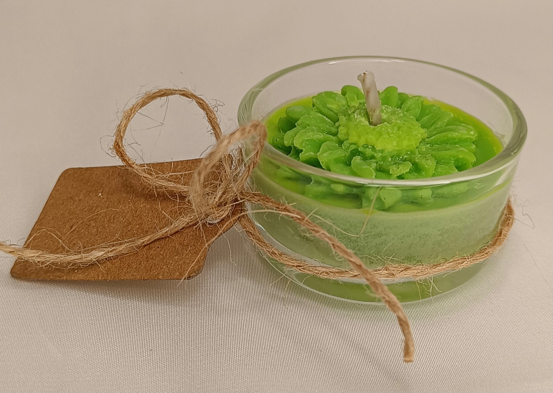 Vela Recordatorio Floral en vaso de cristal. Homenaje ecológico y sobrio con diseño de crisantemo verde y cuerda de yute rústica.