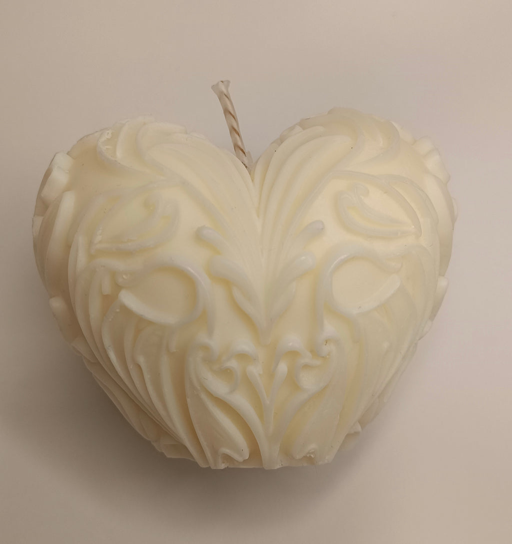 Vela de lujo Corazón Ornamentado en ángulo lateral. Diseño elegante y sostenible, perfecto como souvenir premium para despedidas o eventos románticos.