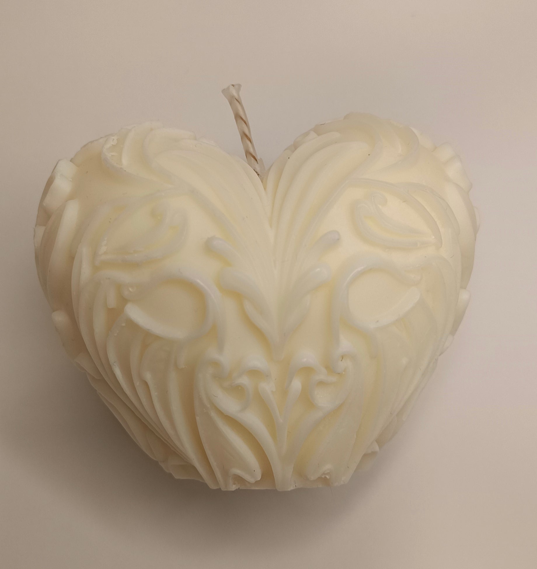 Vela de lujo Corazón Ornamentado en ángulo lateral. Diseño elegante y sostenible, perfecto como souvenir premium para despedidas o eventos románticos.