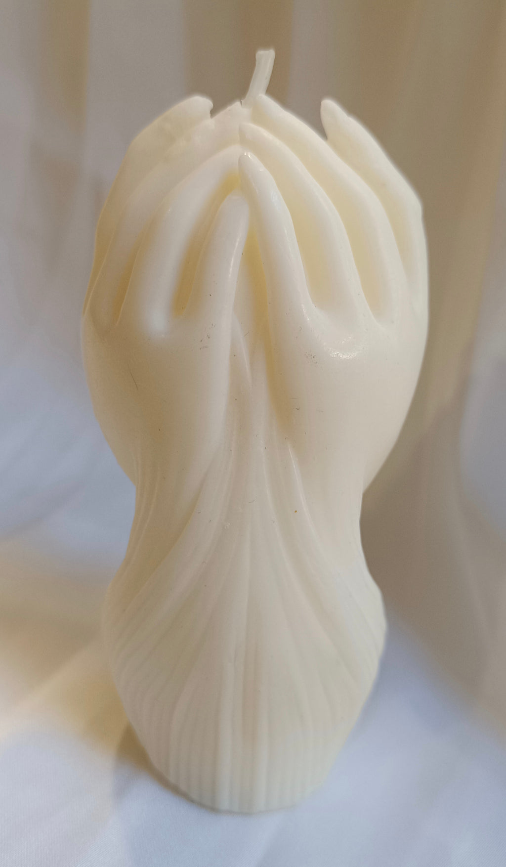 Vela artística Manos Sosteniendo Rosa de lujo, con textura de cera. Regalo sostenible y original para despedidas o decoración romántica.