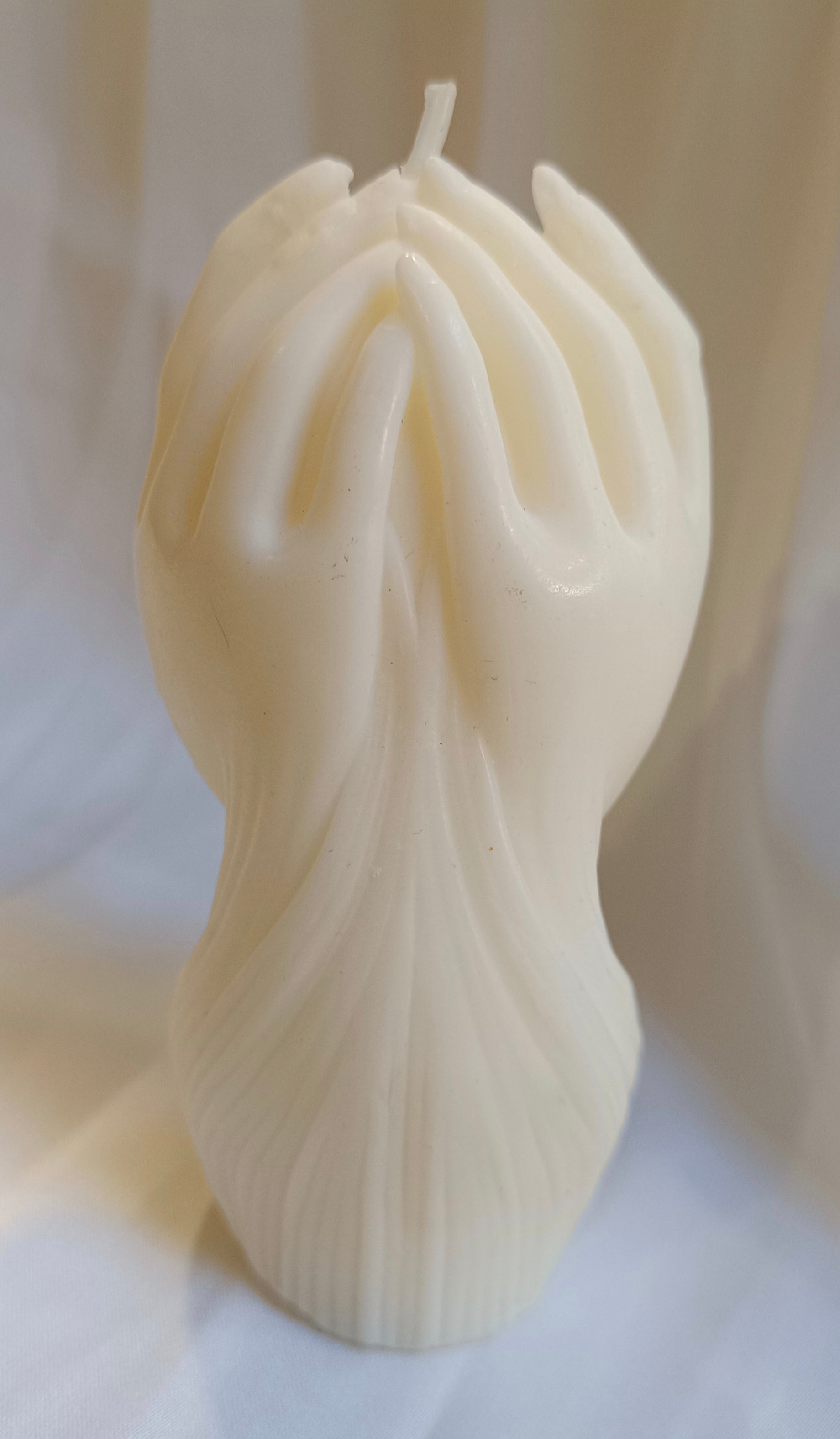 Vela artística Manos Sosteniendo Rosa de lujo, con textura de cera. Regalo sostenible y original para despedidas o decoración romántica.