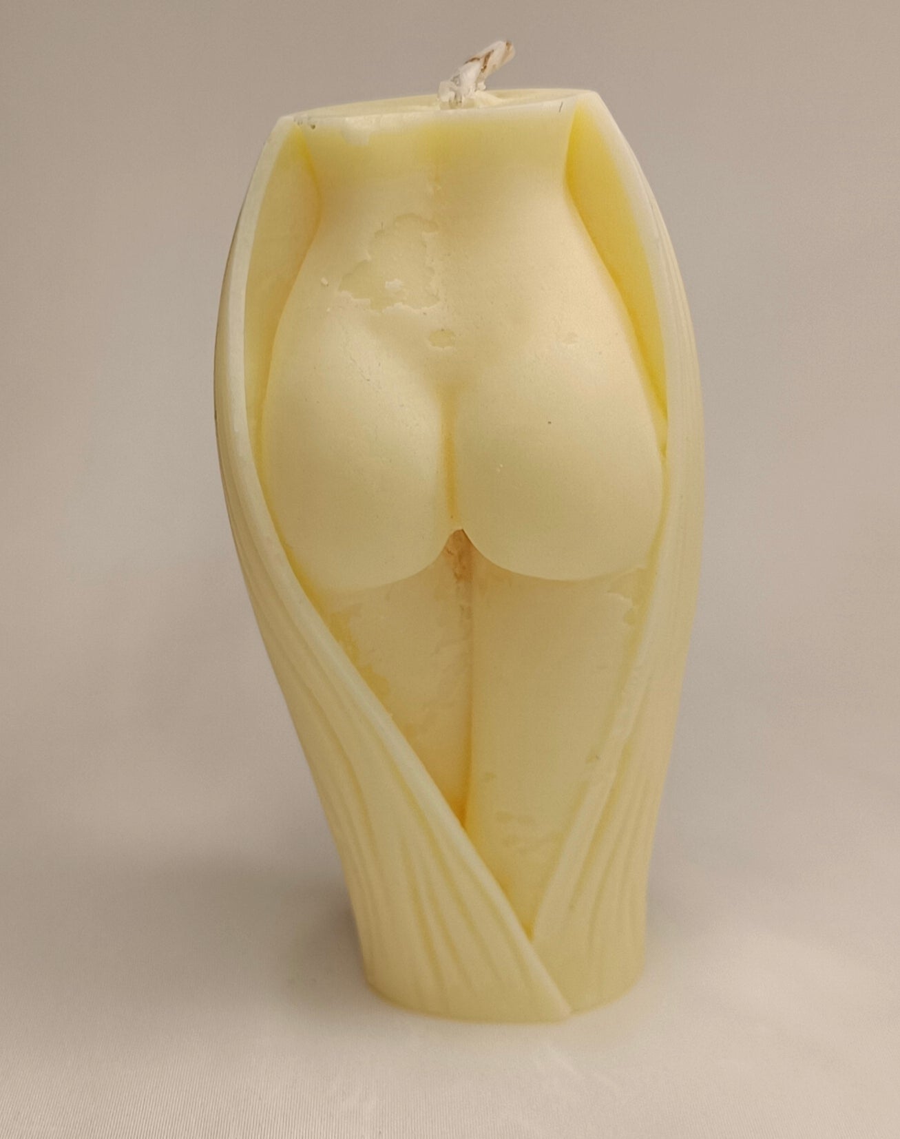 Vela figura femenina atrevida. Escultura de lujo de cera vegetal, ideal para despedidas de soltero/a. Regalo original y ecológico.