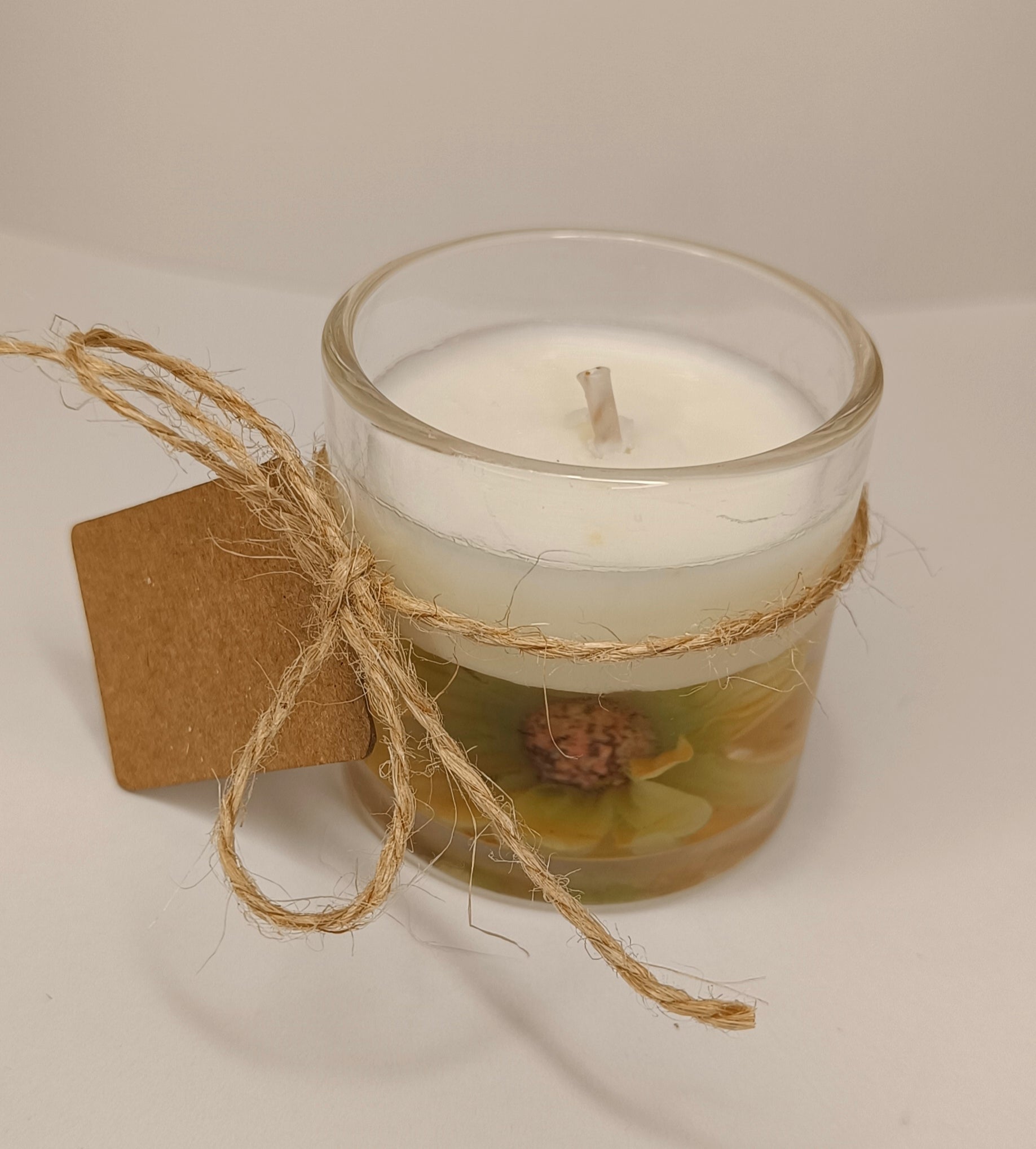 Vela de lujo con flor conservada, atada con cuerda de yute y etiqueta kraft. Souvenir artesanal, 100% cera vegetal para ceremonia de memoria.