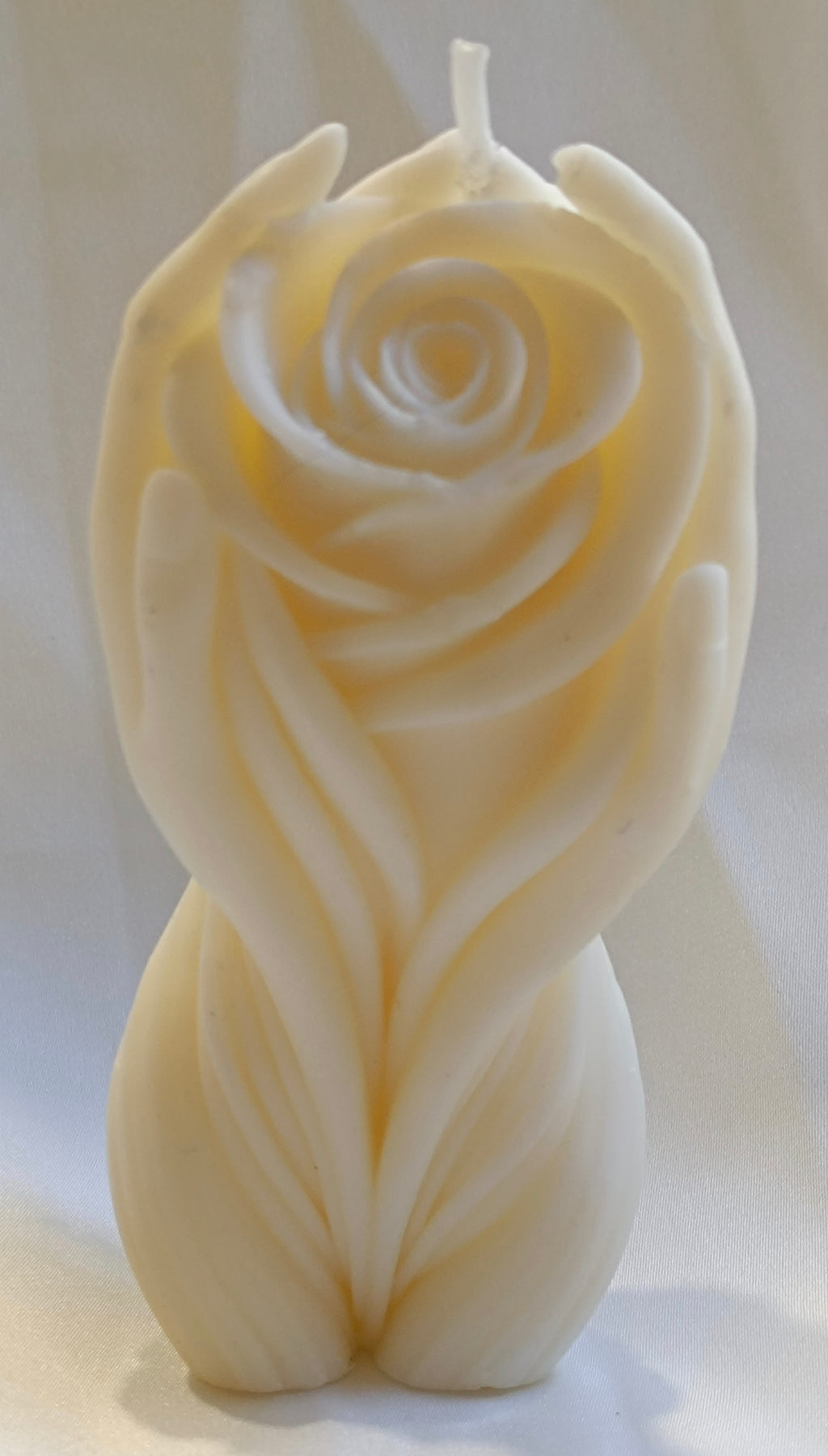 Escultura de cera natural: Manos Sosteniendo Rosa. Ideal como souvenir ecológico de lujo para regalos de boda, pedidas de mano o eventos.