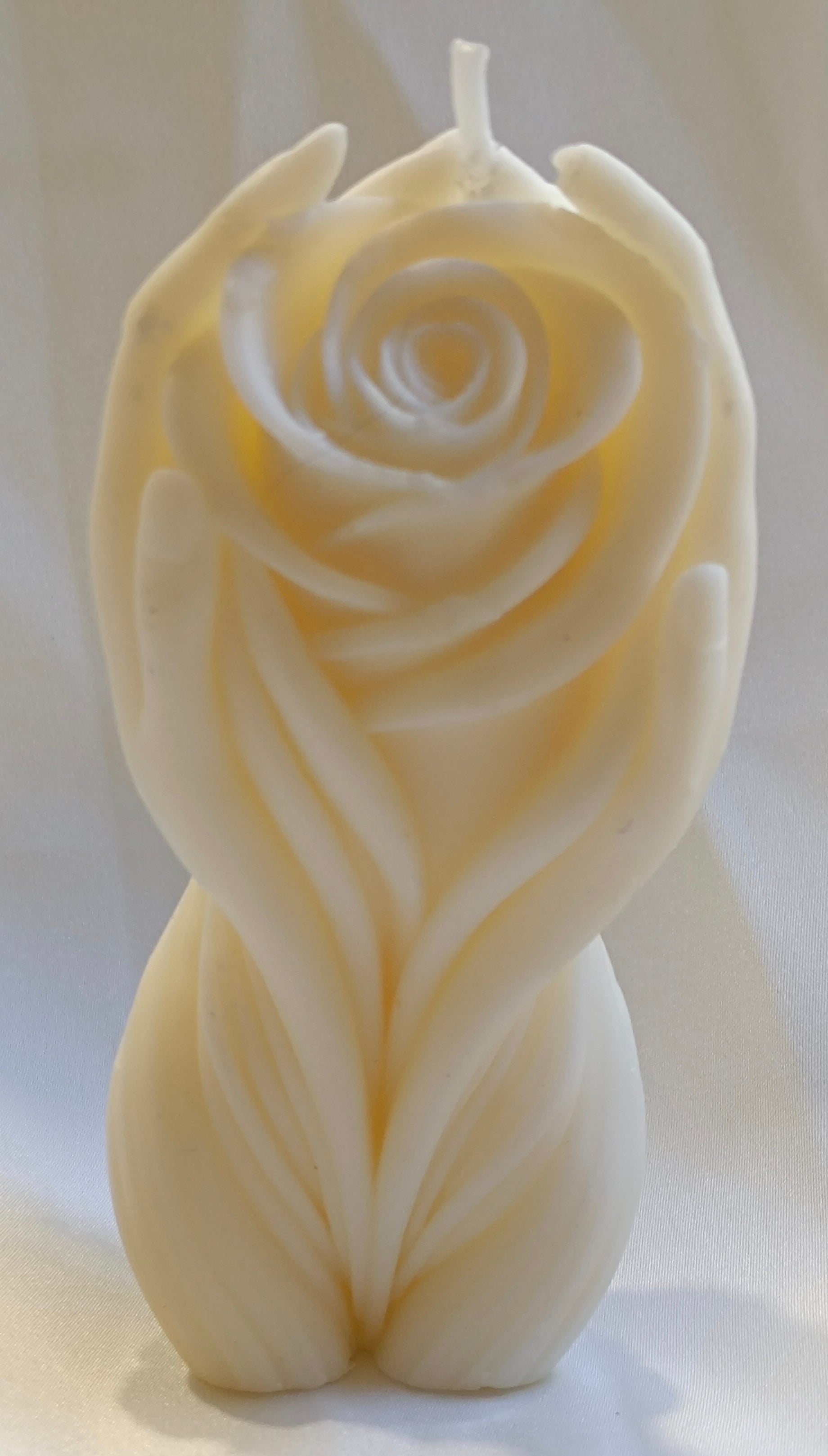 Escultura de cera natural: Manos Sosteniendo Rosa. Ideal como souvenir ecológico de lujo para regalos de boda, pedidas de mano o eventos.