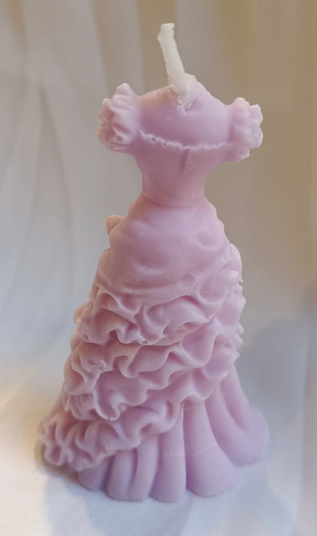 Detalle de volantes de la Vela Vestido de Novia. Cera vegetal color lila con textura de alta costura, souvenir ecológico de lujo para despedida.