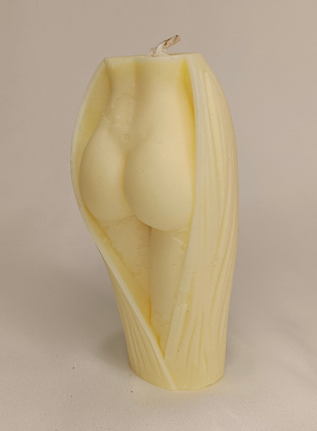 Vela escultura erótica de lujo para despedidas de soltero/a. Cera vegetal natural, diseño atrevido y 100% ecológico de A Toda Vela BCN.