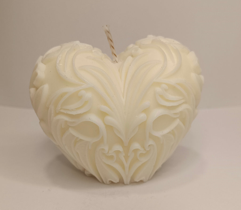 Detalle superior de la Vela Corazón Ornamentado. Pabilo de algodón y textura floral, 100% cera ecológica artesanal de A Toda Vela BCN.