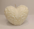 Detalle superior de la Vela Corazón Ornamentado. Pabilo de algodón y textura floral, 100% cera ecológica artesanal de A Toda Vela BCN.