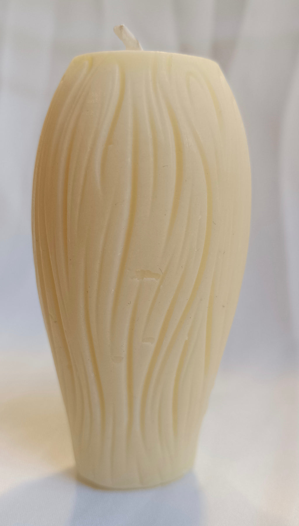 Vela decorativa de cera vegetal con textura. Diseño atrevido y ecológico, perfecto para regalo original en despedidas de soltero/a.