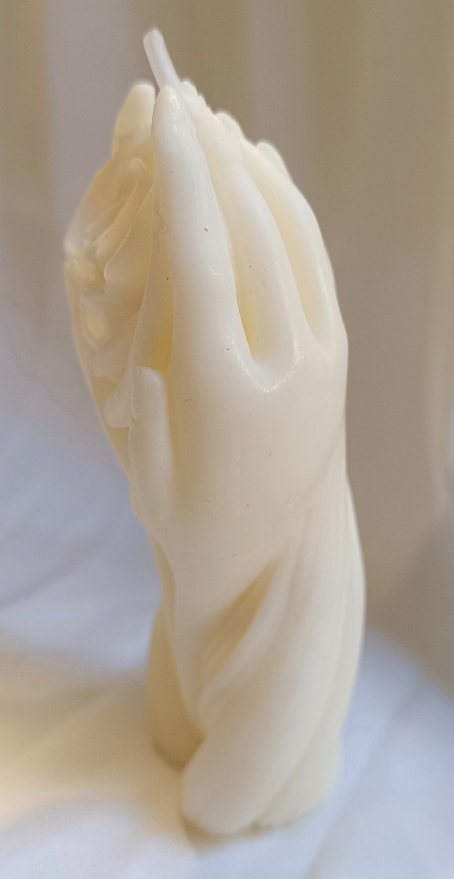 Vela decorativa de cera vegetal con forma de manos sosteniendo una rosa. Detalle artesanal de lujo, 100% ecológico, para eventos especiales.