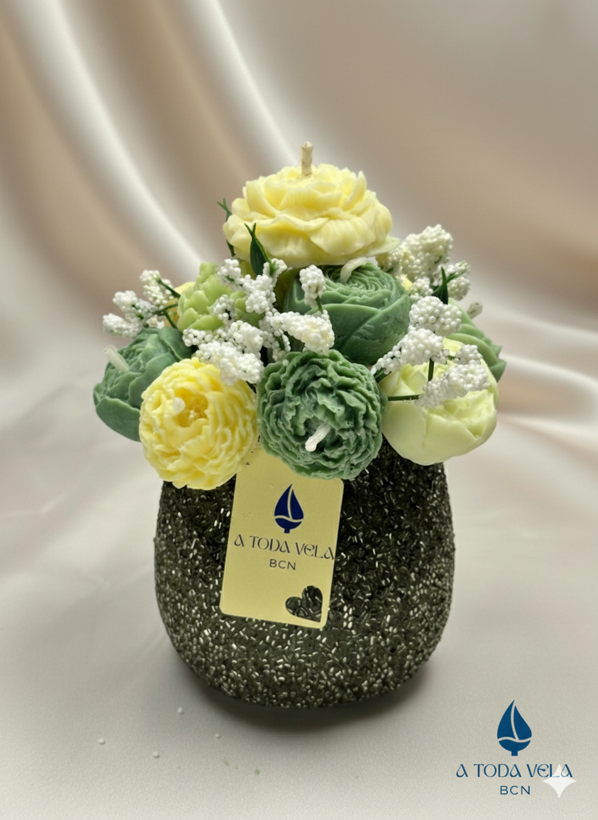 Centro de velas de lujo Salónica, presentado con etiqueta de marca. Flores de cera vegetal artesanal, souvenir de lujo y ecológico para hoteles y regalos corporativos.