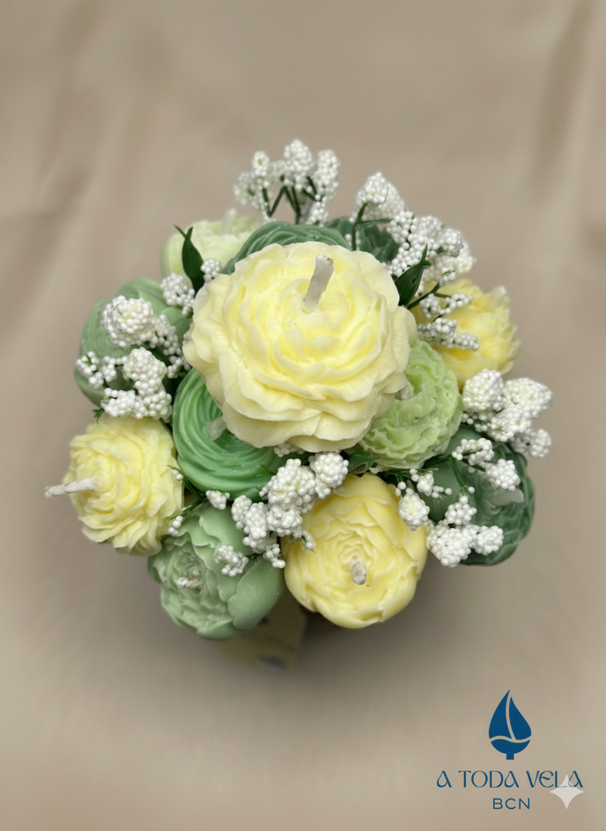 Vista superior del Bouquet de Velas Salónica. Rosas amarillas y verdes, y paniculata de cera. Pieza central de lujo 100% ecológica para mesas de evento.