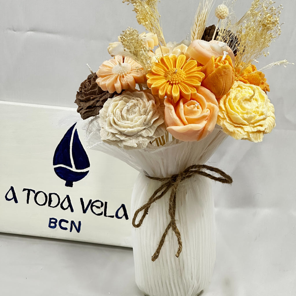  Primer plano del ramo de velas otoñal "Cartago" con flores de cera en tonos naranjas y marfiles.