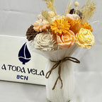  Primer plano del ramo de velas otoñal "Cartago" con flores de cera en tonos naranjas y marfiles.