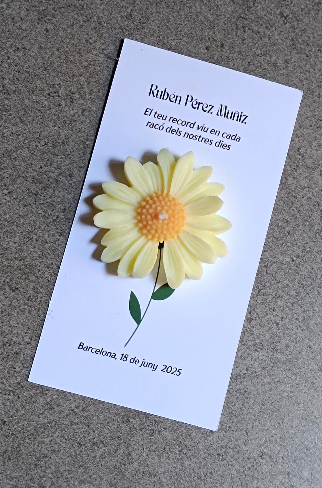 Vela Margarita Recordatorio personalizada con tarjeta impresa. Souvenir de lujo en Barcelona, con cera vegetal ecológica. Homenaje Rubén Pérez Muñiz.