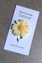 Vela Margarita Recordatorio personalizada con tarjeta impresa. Souvenir de lujo en Barcelona, con cera vegetal ecológica. Homenaje Rubén Pérez Muñiz.