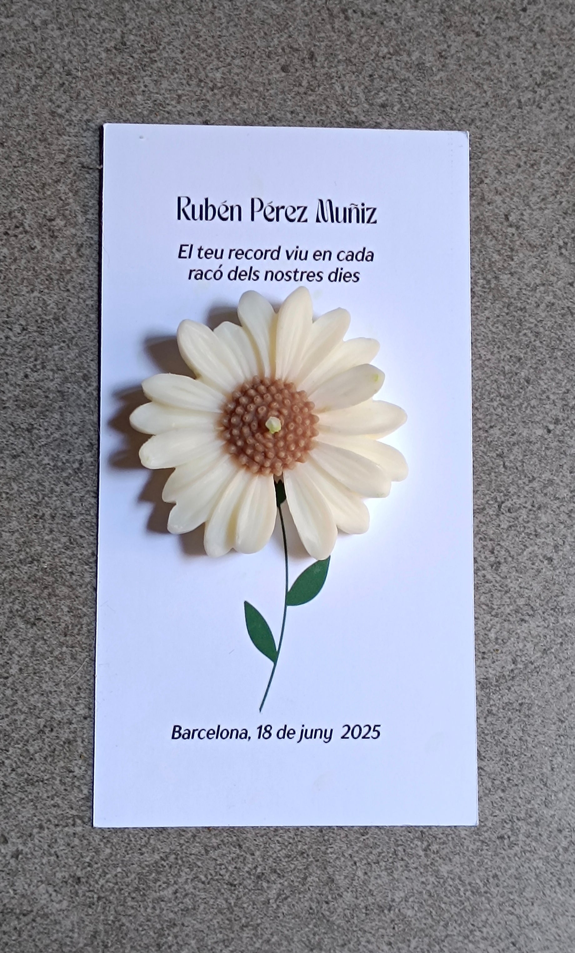 Vela Margarita Recordatorio sobre tarjeta con mensaje de consuelo. Diseño sobrio y elegante, recuerdo personalizado hecho en Barcelona.