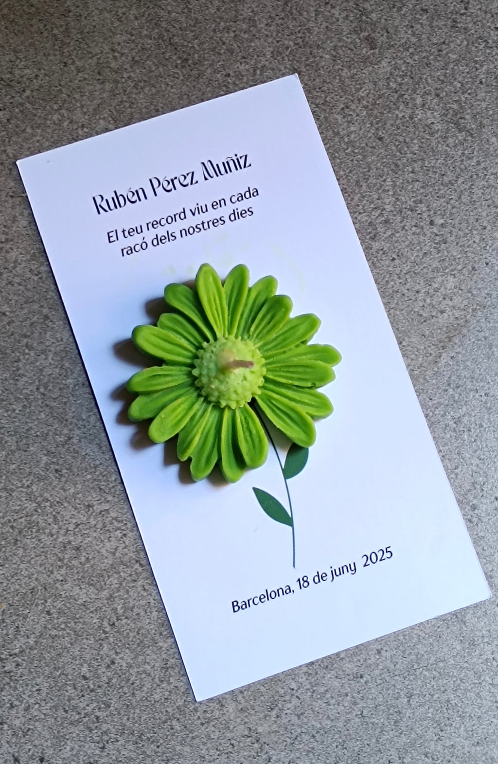 Vela de cera ecológica en forma de Margarita verde. Detalle de recuerdo 100% ecológico, personalizado con nombre y fecha (18 de junio 2025).