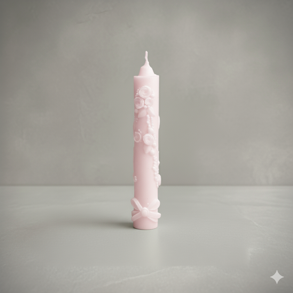 Vela Pilar Ceremonial de lujo, color rosa pálido. Souvenir ecológico con diseño de flores y lazos, ideal para Primera Comunión de niña.