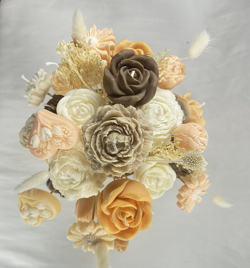 Detalle del ramo de velas de cera vegetal. Flores y rosas en tonos marrones y crema, ideal para centros de mesa rústicos y decoración de eventos de otoño.