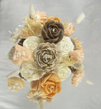 Detalle del ramo de velas de cera vegetal. Flores y rosas en tonos marrones y crema, ideal para centros de mesa rústicos y decoración de eventos de otoño.