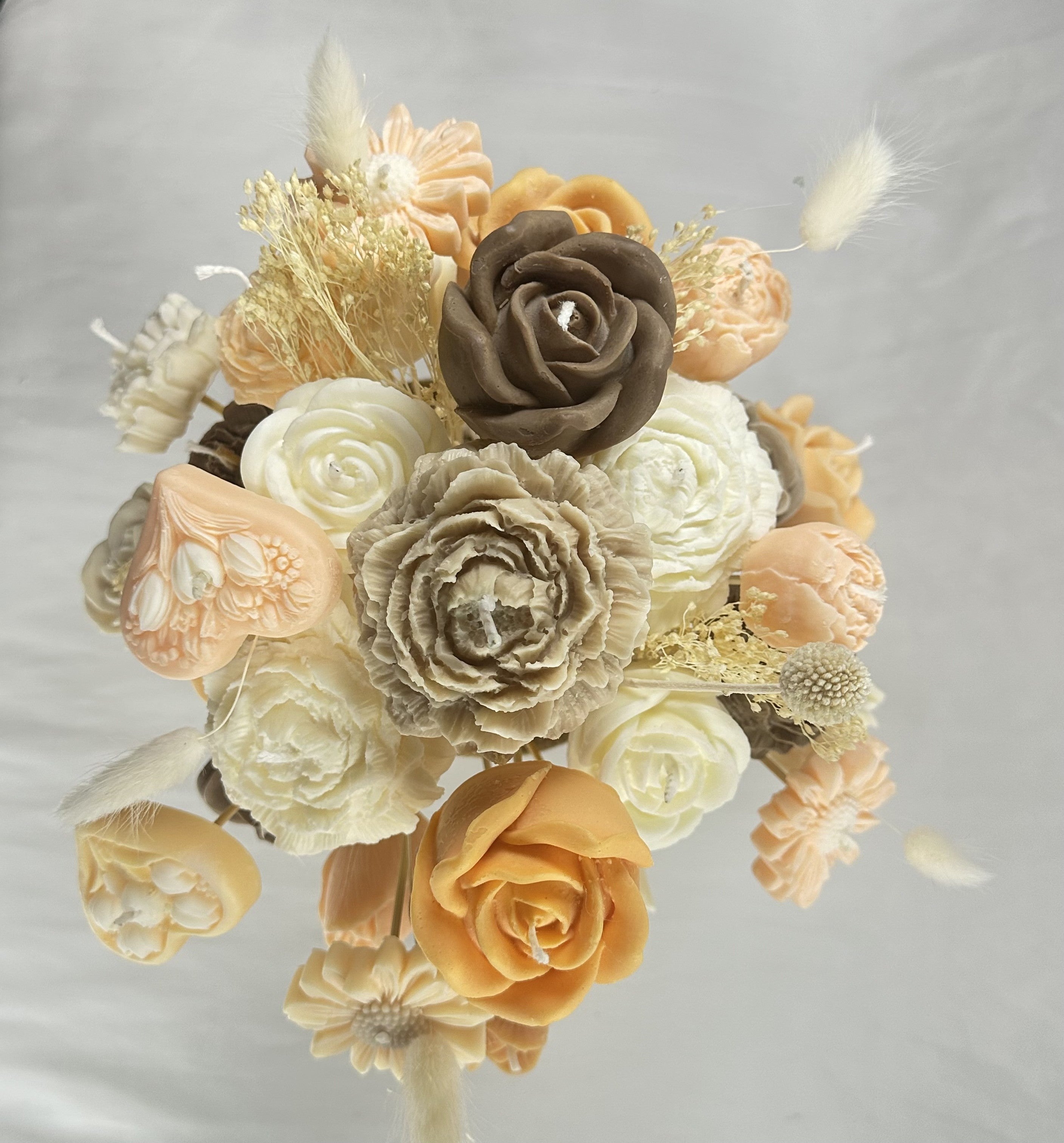 Detalle del ramo de velas de cera vegetal. Flores y rosas en tonos marrones y crema, ideal para centros de mesa rústicos y decoración de eventos de otoño.