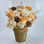 Centro de Mesa Rústico Venecia. Ramo de velas de cera ecológica en tonos otoñales y marrones, presentado en maceta de arpillera. Decoración boho de lujo.