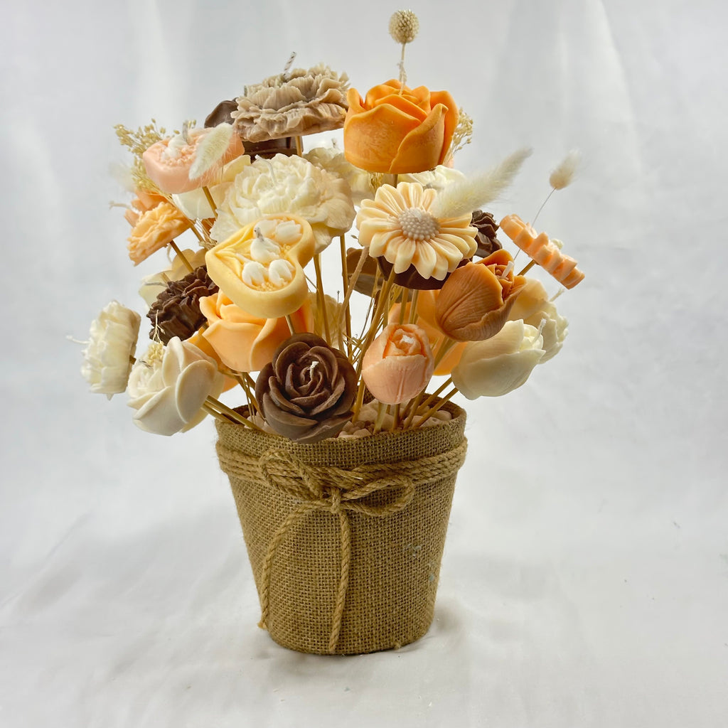 Centro de Velas Venecia. Arreglo floral sostenible y de lujo en maceta rústica. Souvenir artesanal para bodas, aniversarios y decoración ecológica.