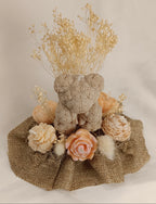 Vista frontal del centro de velas modelo Atenas con base de arpillera rústica