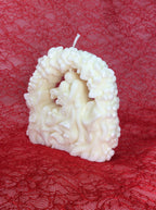 Primer plano de la vela romántica de novios con relieve 3D y acabado iridiscente.