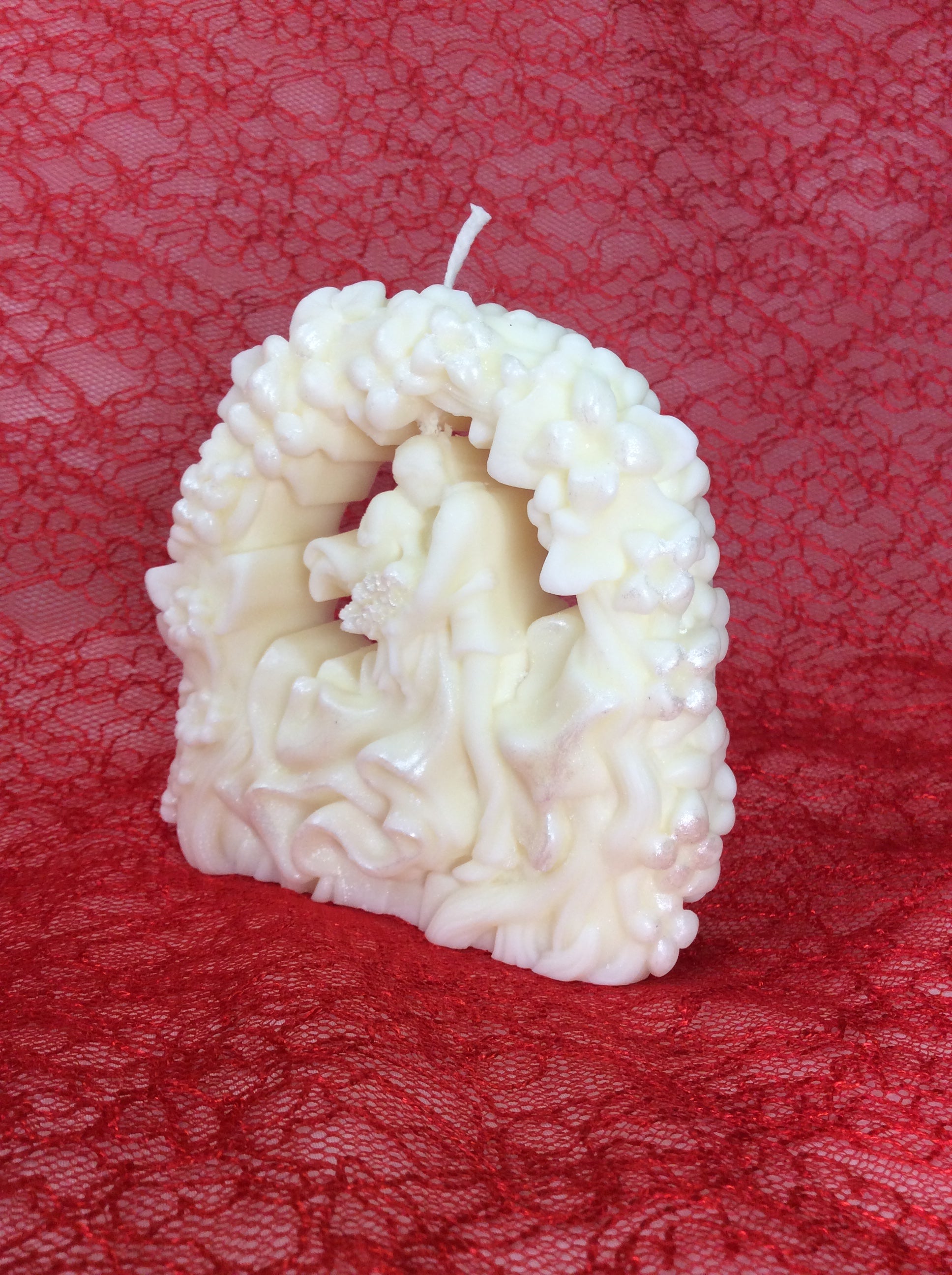 Primer plano de la vela romántica de novios con relieve 3D y acabado iridiscente.