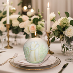 Vela de boda con relieve de novios usada como centro de mesa romántico en un banquete.