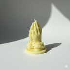 Escultura de vela Manos Rezando, color crema. Pieza central de lujo, símbolo de paz y fe para decoración de Comunión o boda.