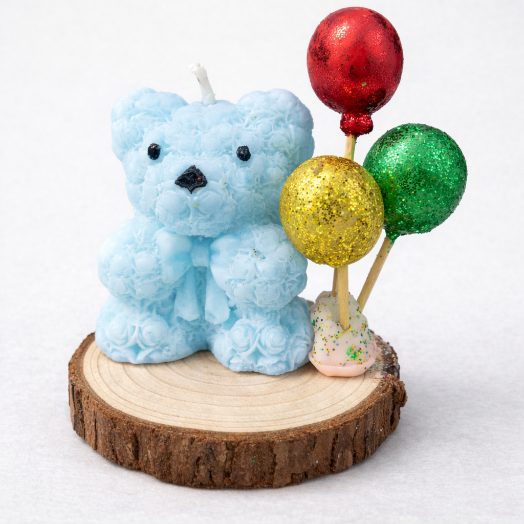 Vela artesanal de bautizo con osito azul pastel y globos decorativos sobre base de madera