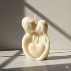 Escultura de vela Pareja Besándose con Corazón, color crema. Símbolo de amor eterno, 100% ecológico, perfecta para decoración de boda o San Valentín.