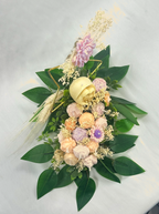 Vista superior del Centro de Velas Roma. Composición floral de arte inmortal en tonos pastel y verde. Pieza central de lujo para ceremonias religiosas.