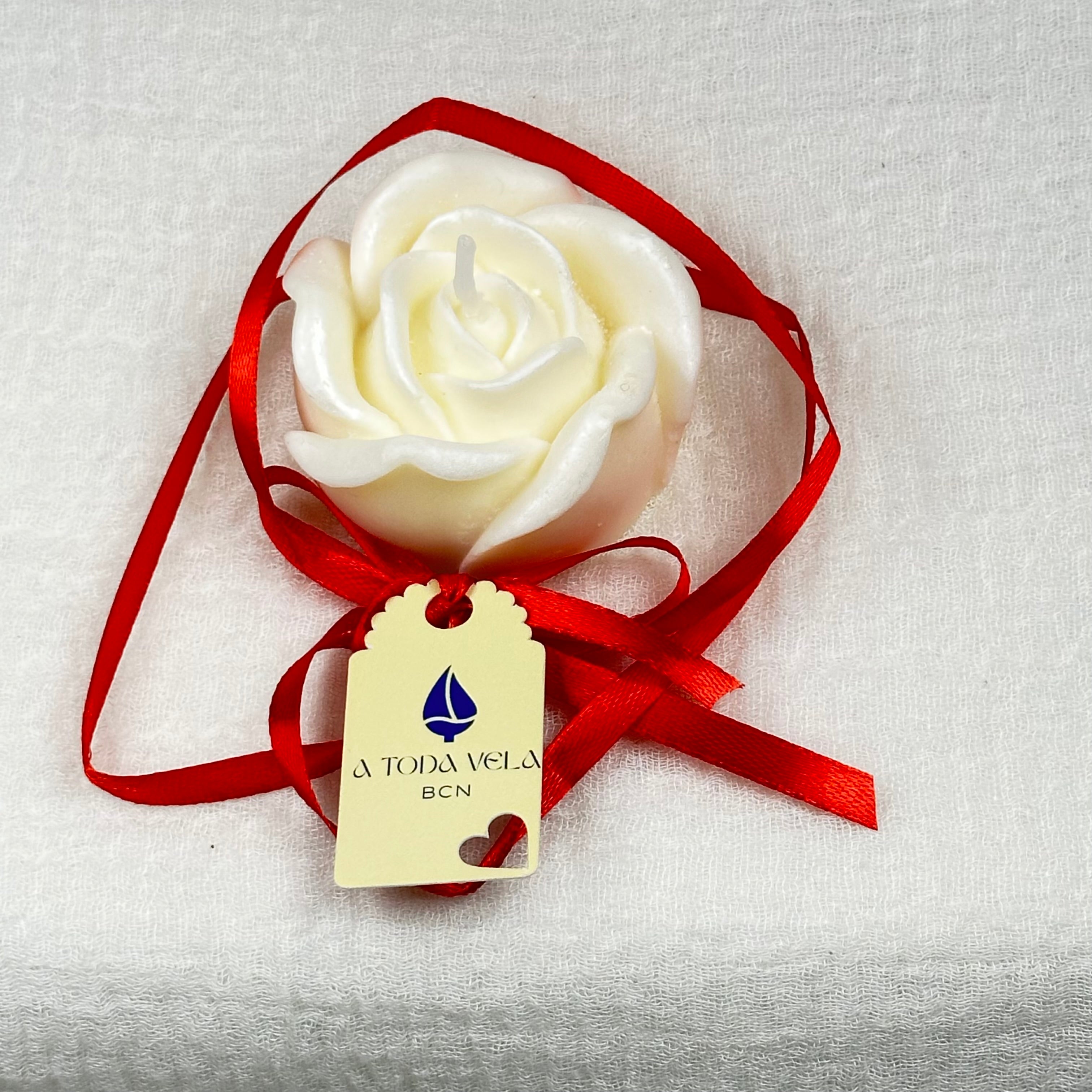 Vela Rosa Blanca, el detalle de lujo y elegancia para Primera Comunión o Bautizo. Regalo artesanal con etiqueta personalizada y cinta de raso.